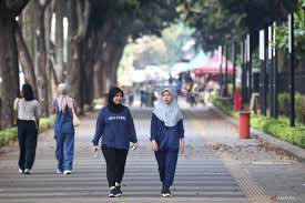 Hentikan Glucose Spiking Malam Ini: Mengapa Jalan Kaki 10 Menit Setelah Buka Puasa atau Makan Malam Lebih Ampuh dari Suplemen Mahal di 2026?